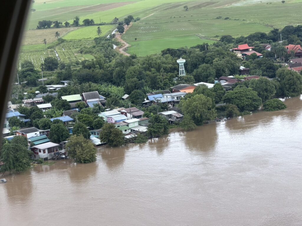 “ธรรมนัส” ลุยตรวจน้ำท่วมลุ่มเจ้าพระยา–ป่าสัก ซัดขั้นตอนระบายน้ำล่าช้า 