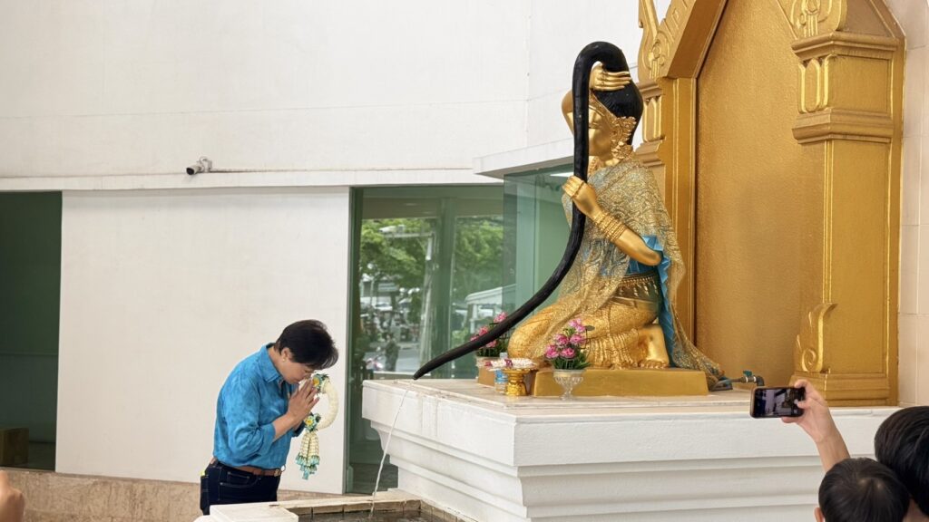 "คุณหญิงกัลยา" กราบพระแม่ธรณี โบกมือลา ปชป.