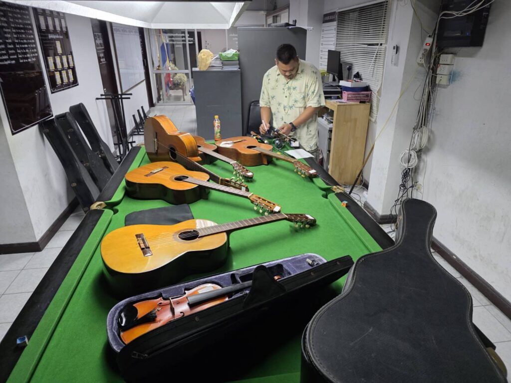 ตำรวจรวบ 2 โจรลักทรัพย์บ้านแน็ก ชาลี ยึดของกลางคืน