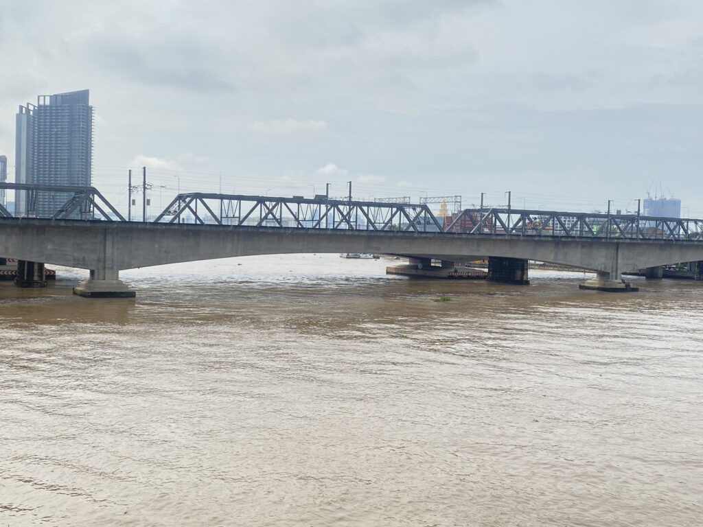 ระดับนํ้าเจ้าพระยาสูงขึ้น กทม. เร่งทําคันกั้นป้องกันนํ้าท่วม