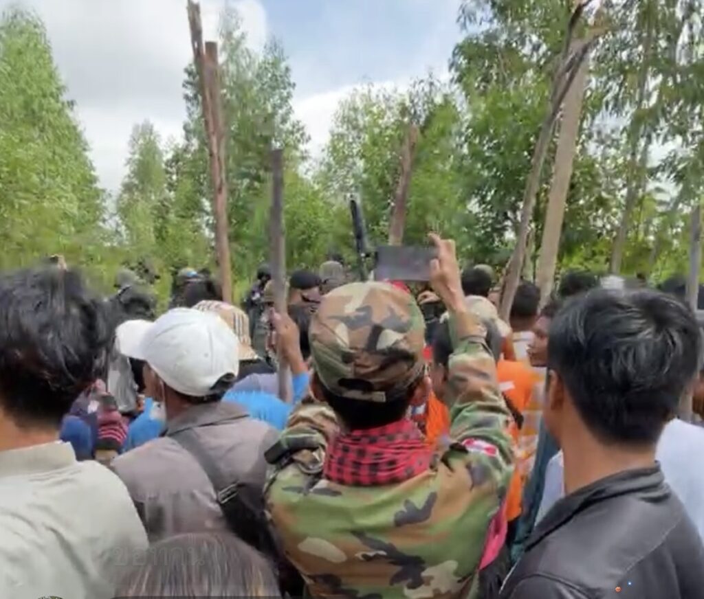 บ้านหนองจานเดือด! กัมพูชาใช้โล่มนุษย์ถือท่อนไม้ ประจันหน้าทหารไทย