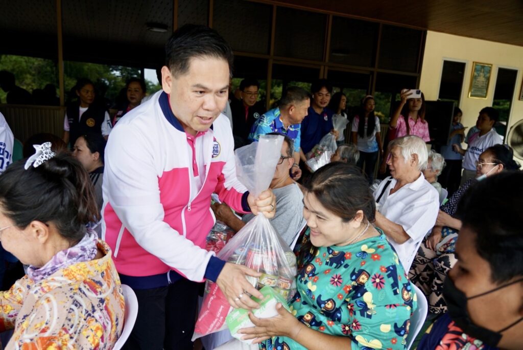 "วราวุธ" ดูสถานการณ์น้ำท่าจีน เยี่ยม ผู้ได้รับผลกระทบ