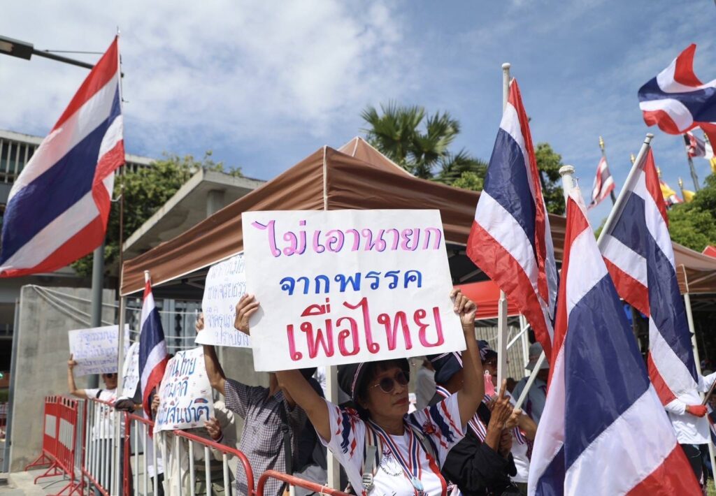 2 ม็อบการเมือง ปักหลักหน้าสภา จับตาโหวตนายกฯ