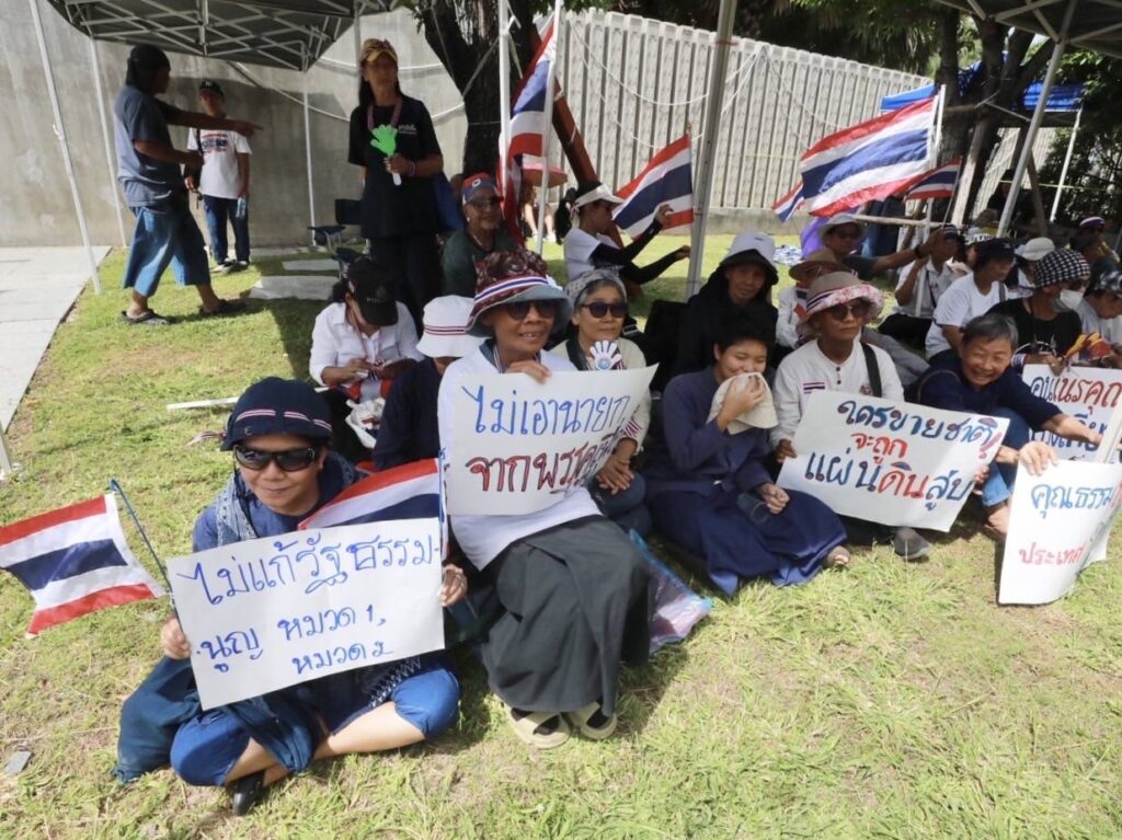 2 ม็อบการเมือง ปักหลักหน้าสภา จับตาโหวตนายกฯ