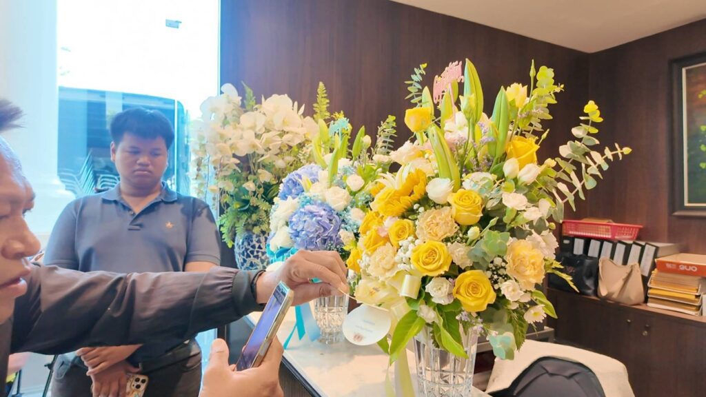 "ภท." คึกคัก คนทยอยส่งดอกไม้ยินดี "อนุทิน" เข้าพรรคช่วงบ่าย