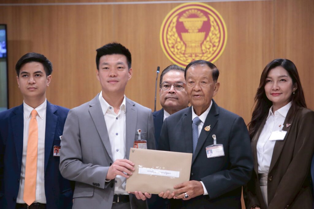 ปชน.ยื่นร่างแก้ รธน. หมวด 15/1 เปิดโมเดล "2 กลไกคู่ขนาน"