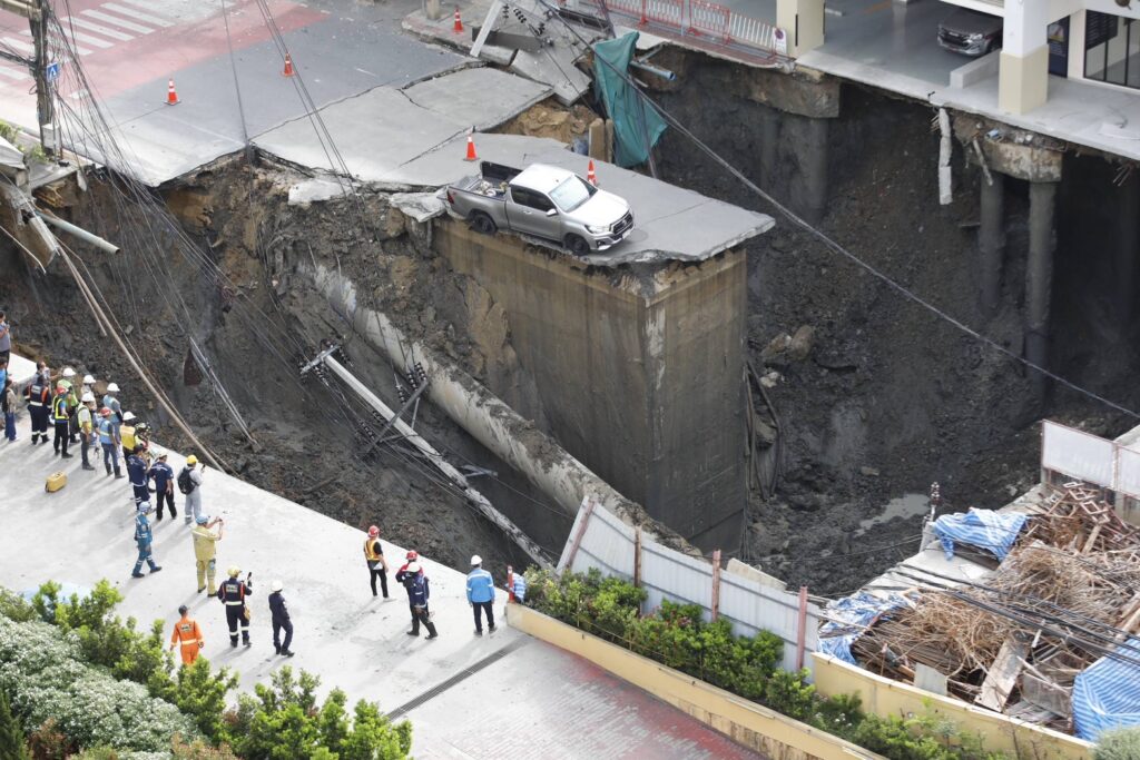 นายกฯขึ้นตึกดูภาพมุมสูง จุดเกิดเหตุถนนทรุด รพ.วชิรฯ