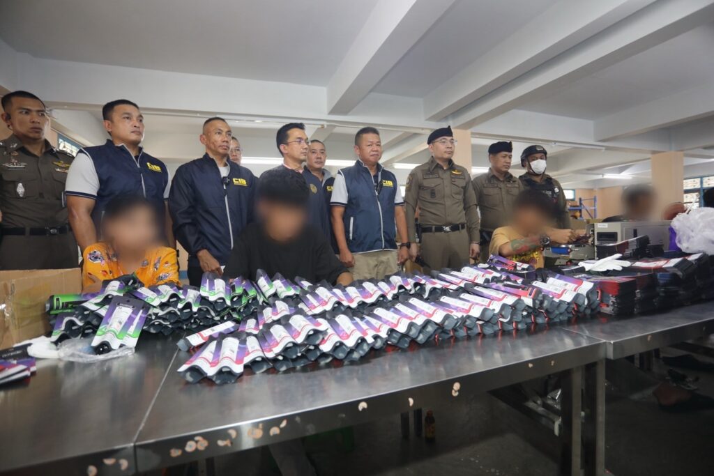 ตร. ยึด บุหรี่ไฟฟ้า 6 หมื่น ชิ้น รวบต่างด้าว 13 ราย