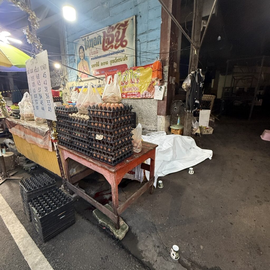 ดต.บุกยิง 2 ผัวเมียหน้าร้านขายไข่ไก่ ก่อนยิงตัวตาย ดับรวม 3 ศพ