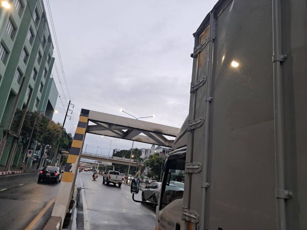 หนุ่มขับรถชนคานเหล็กกั้นสะพาน ข้ามแยกพญาไท ทำรถติดหนึบ