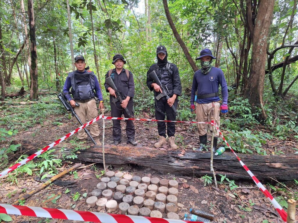 ทหารเร่งเก็บกู้ทุ่นระเบิด หลังประกาศหยุดยิง แนวชายแดน