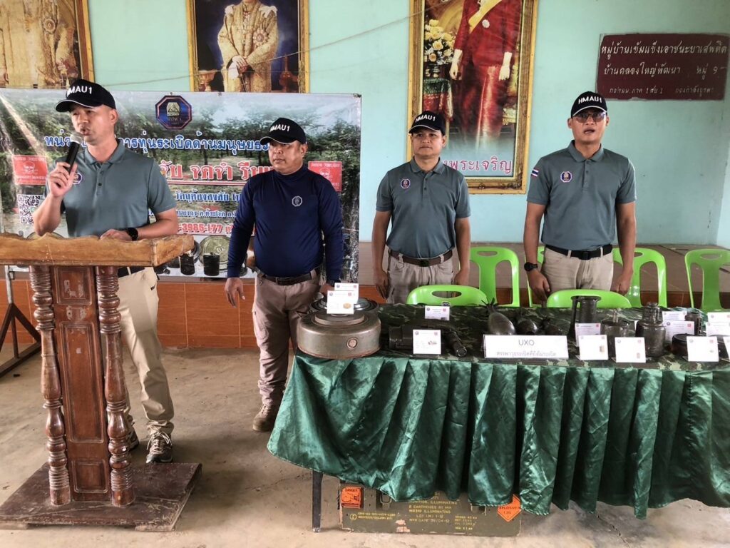 ทหารเร่งเก็บกู้ทุ่นระเบิด หลังประกาศหยุดยิง แนวชายแดน