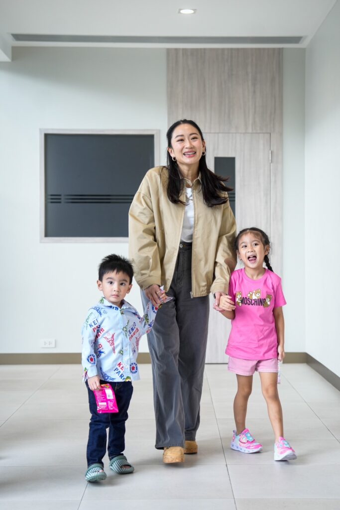 "แพทองธาร" จูงมือลูก ยิ้มแย้มเข้าพรรคเพื่อไทย