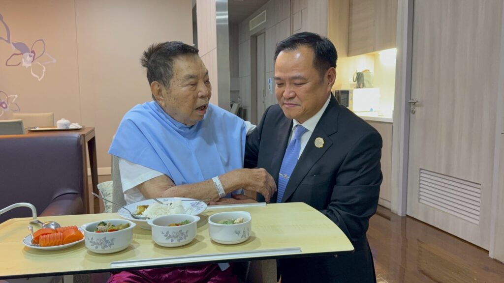 ‘อนุทิน’ กราบตักพ่อ หลังได้รับโหวตเป็นนายกรัฐมนตรี