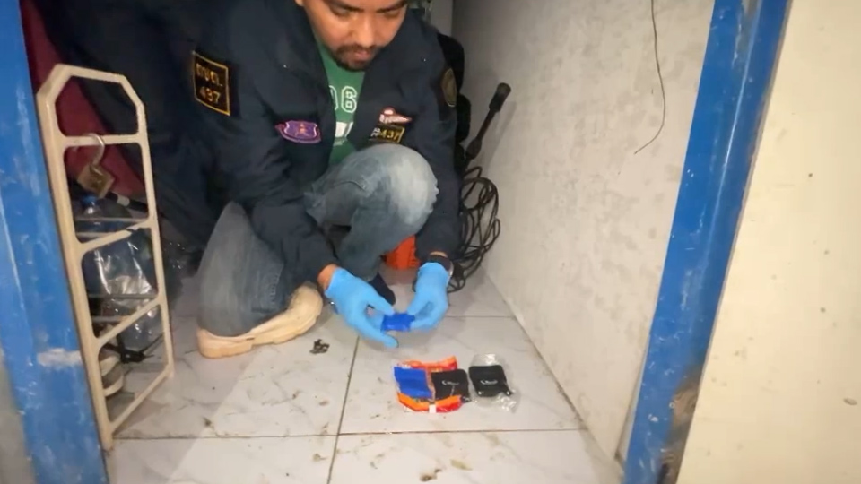 บุกจับเอเย่นค้ายาบ้า บ้านบ่ออิฐ โดดประตูหนีทิ้งเมีย