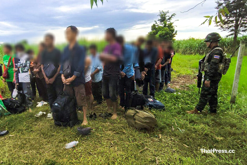 กกล.บูรพา รวบแรงงานเขมร 50 คน ลักลอบเข้าไทยสภาพหิวโซ