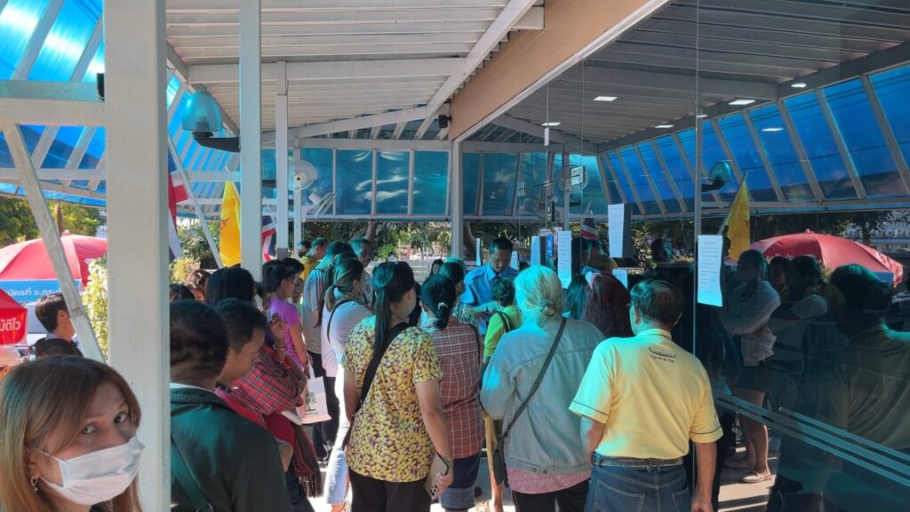 คนขอนแก่น มารอลงทะเบียน "คนละครึ่งพลัส" ตั้งแต่ตี 5