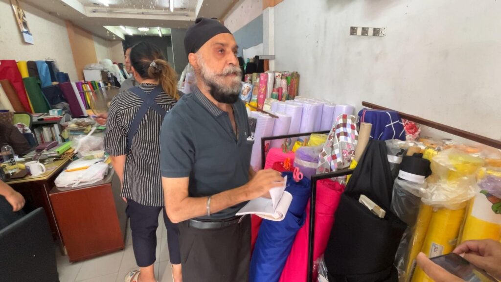 ชาวขอนแก่น แห่ซื้อผ้าประดับสีดำ-ขาว ไว้อาลัยพระพันปีหลวง