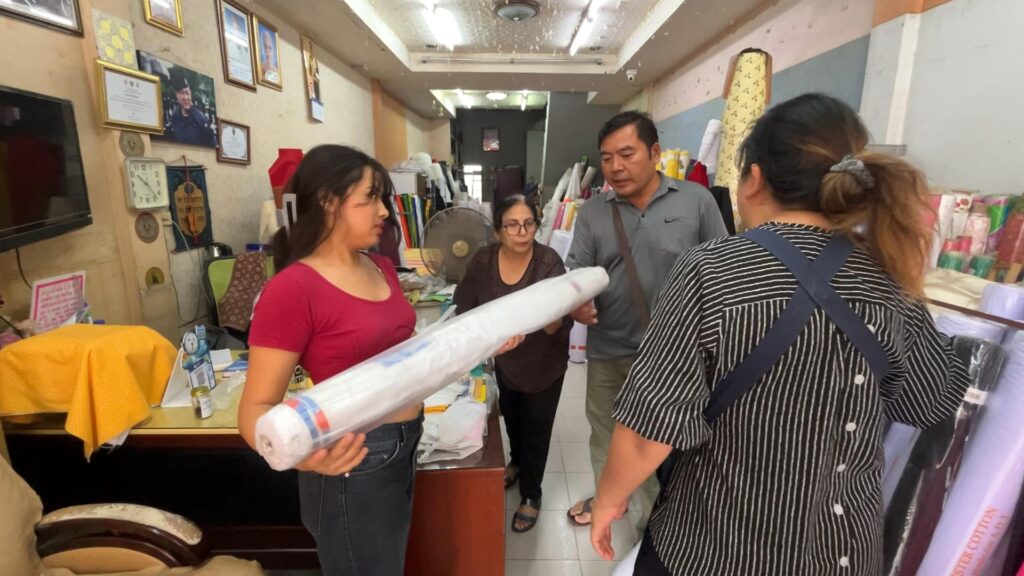 ชาวขอนแก่น แห่ซื้อผ้าประดับสีดำ-ขาว ไว้อาลัยพระพันปีหลวง