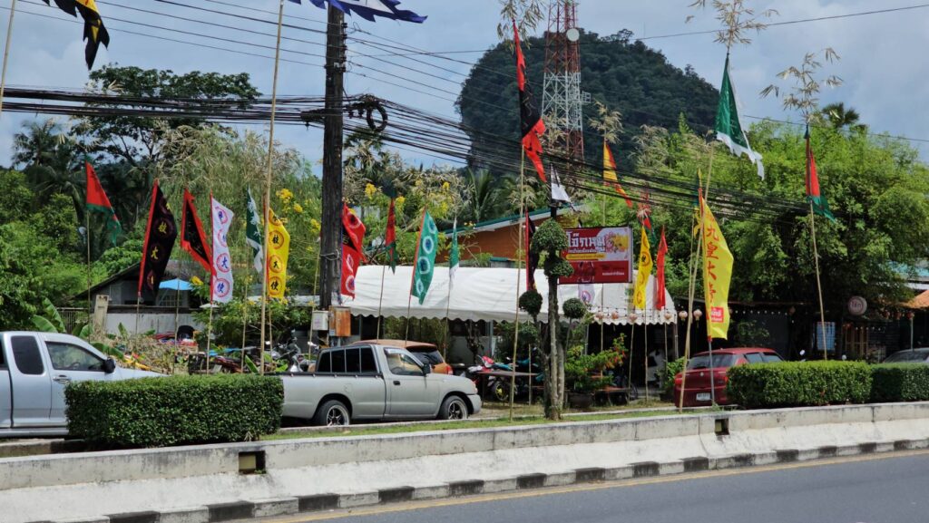 พังงาเริ่มคึกคักประดับธงทิว เตรียมต้อนรับเทศกาลถือศีลกินผัก