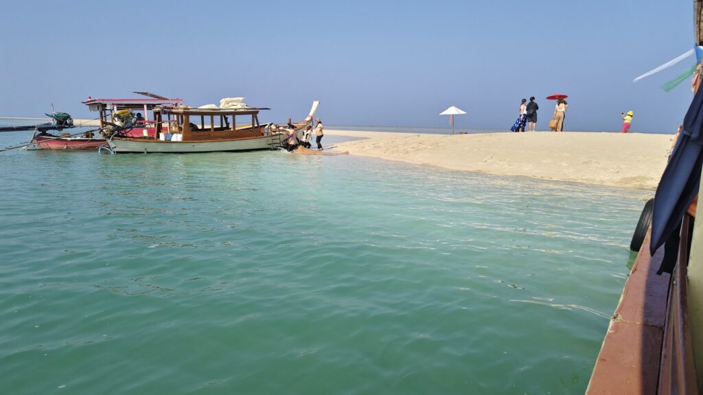 "เกาะผ้า" มัลดีฟส์เมืองไทย นทท.แห่ชมความสวยงาม 