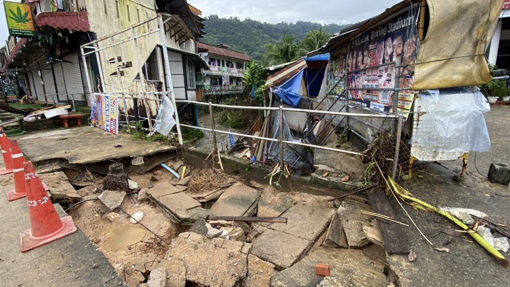 น้ำป่าไหลหลาก ท่วมชุมชนเขาหลัก เริ่มคลี่คลายแล้ว