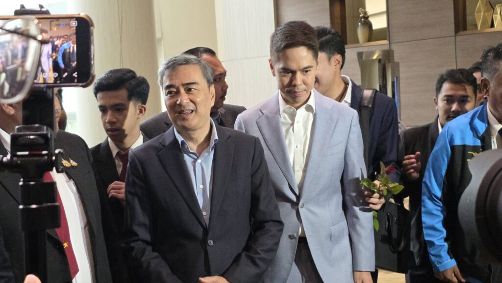 ประชุมใหญ่ ปชป.คึกคัก รุ่นเก๋าตบเท้าหนุน "อภิสิทธิ์" นั่งหัวหน้าพรรค