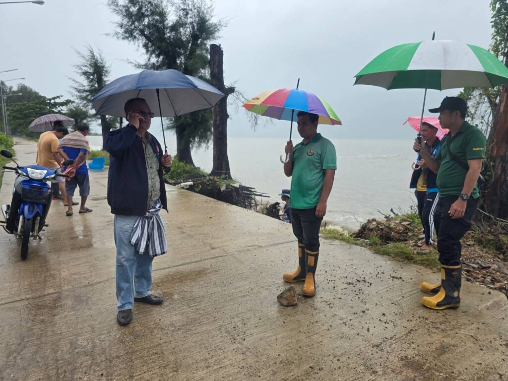 อบต.ละงู สตูล เร่งตรวจสอบความเสียหายพายุเฟิงเฉิน