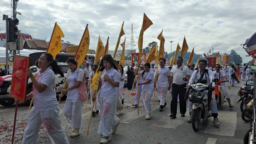 กินเจโคราช แห่รอบเมือง 200 ร่างทรงประทับทรงเทพเจ้า