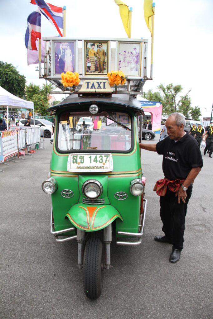 จิตอาสาขับตุ๊กตุ๊กรับส่ง ปชช. ร่วมถวายอาลัย “สมเด็จพระพันปีหลวง”