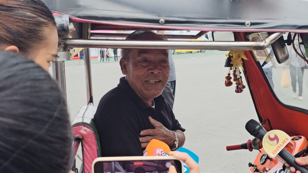 จิตอาสาขับตุ๊กตุ๊กรับส่ง ปชช. ร่วมถวายอาลัย “สมเด็จพระพันปีหลวง”