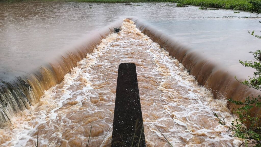 อ่างเก็บน้ำห้วยสะกาดล้นความจุ หวั่นฝนซ้ำ ท่วมไร่นาเกือบ 300 ไร่