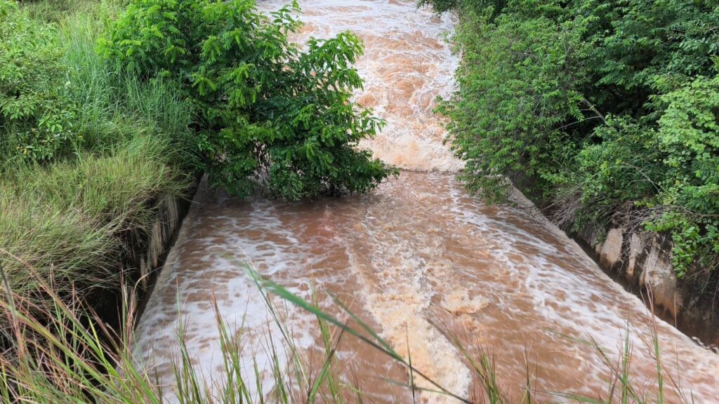 อ่างเก็บน้ำห้วยสะกาดล้นความจุ หวั่นฝนซ้ำ ท่วมไร่นาเกือบ 300 ไร่