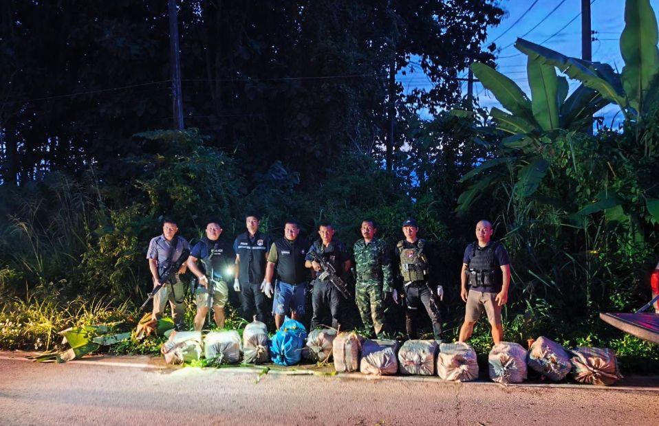 จนท.ยึดยาบ้าซุกพงหญ้า รอลำเลียงกว่า 2.3 ล้านเม็ด