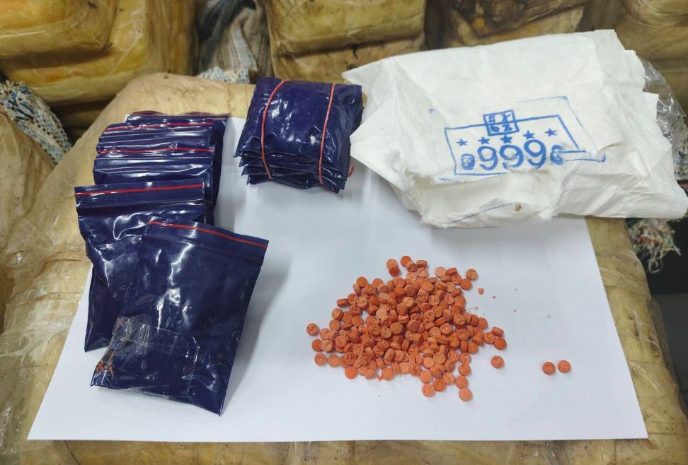 จนท.ยึดยาบ้าซุกพงหญ้า รอลำเลียงกว่า 2.3 ล้านเม็ด