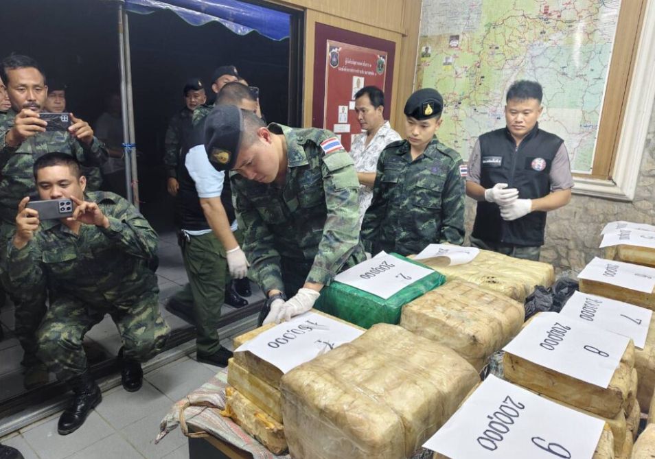 จนท.ยึดยาบ้าซุกพงหญ้า รอลำเลียงกว่า 2.3 ล้านเม็ด