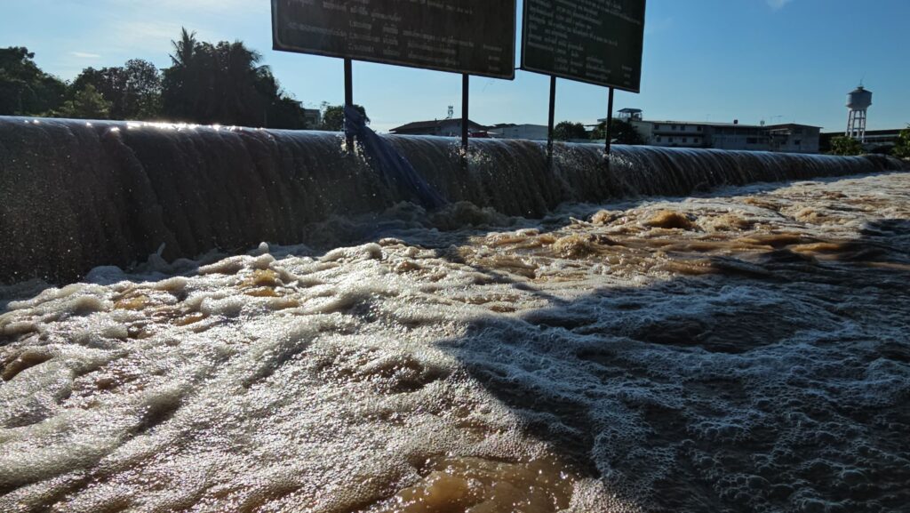 สุโขทัย น้ำยมล้นตลิ่ง ซัดกระสอบทรายพังกว่า 500 เมตร