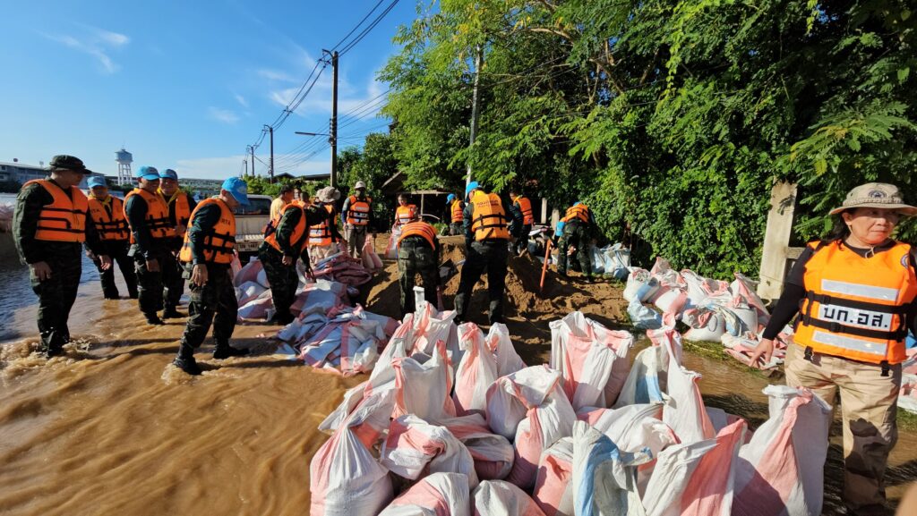 สุโขทัย น้ำยมล้นตลิ่ง ซัดกระสอบทรายพังกว่า 500 เมตร