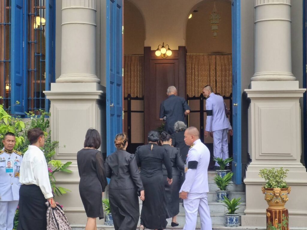 ปชช.หลั่งไหลถวายสักการะ สมเด็จพระพันปีหลวง สำนึกในพระเมตตา