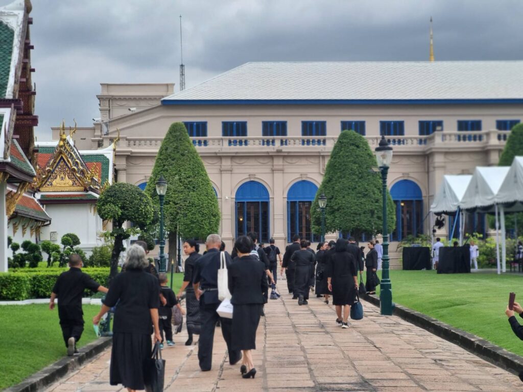 ปชช.หลั่งไหลถวายสักการะ สมเด็จพระพันปีหลวง สำนึกในพระเมตตา