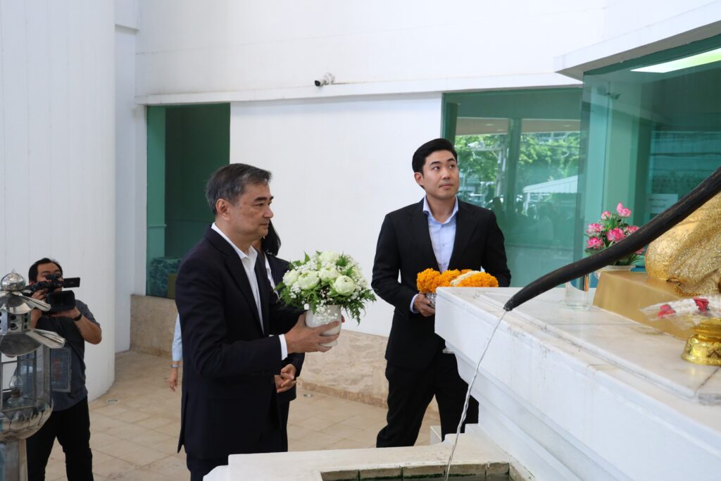 "อภิสิทธิ์" นำ กก.บห.ชุดใหม่ สักการะพระแม่ธรณีฯ  