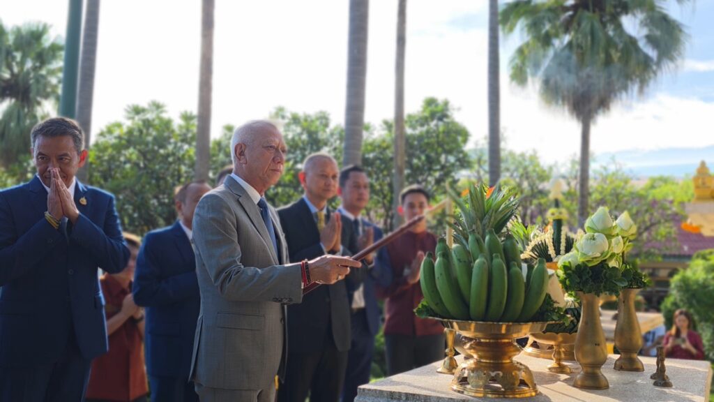 "พิพัฒน์" เข้าทำเนียบ สักการะสิ่งศักดิ์สิทธิ์ เริ่มงานรองนายกฯ