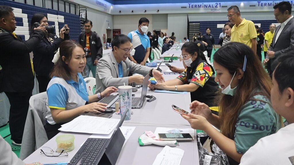 เจ้าของร้านค้าโคราช แห่ลงทะเบียนคนละครึ่งพลัสแน่นห้าง