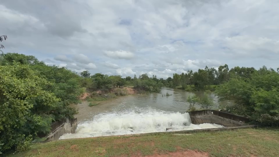 บึงบัวใหญ่น้ำเต็มความจุ เตือนระวังน้ำเอ่อท่วมบ้านเรือน