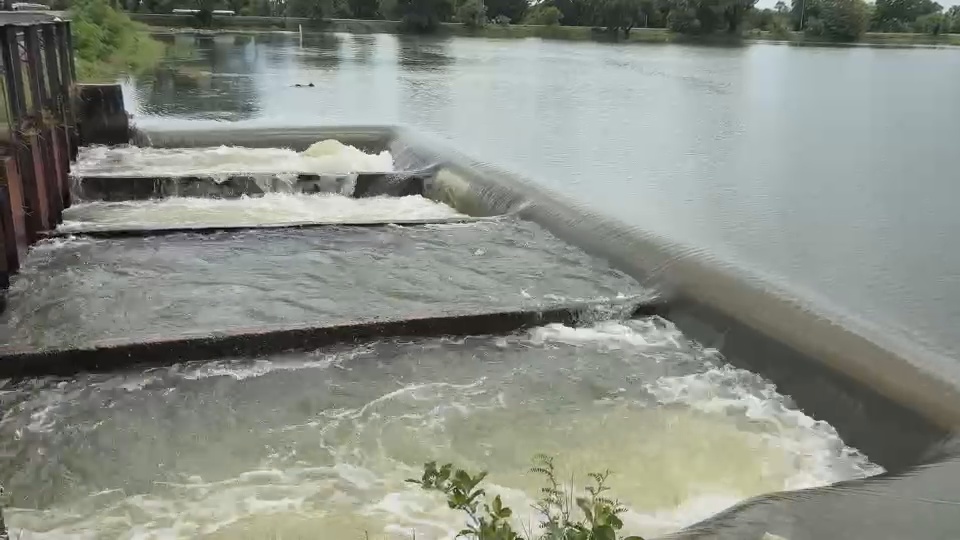 บึงบัวใหญ่น้ำเต็มความจุ เตือนระวังน้ำเอ่อท่วมบ้านเรือน