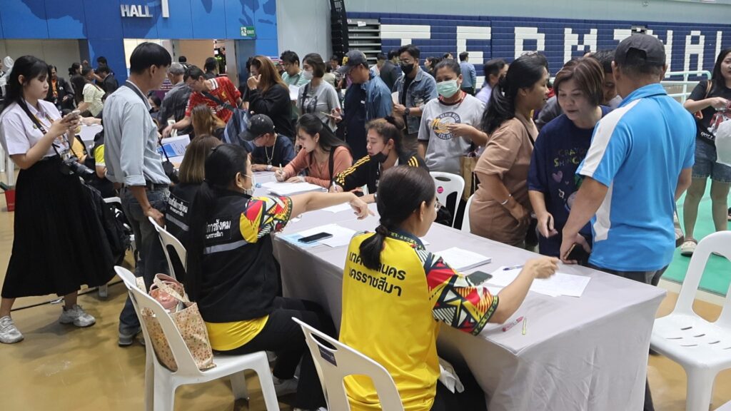 เจ้าของร้านค้าโคราช แห่ลงทะเบียนคนละครึ่งพลัสแน่นห้าง