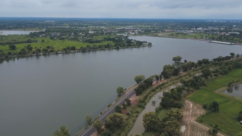 บึงบัวใหญ่น้ำเต็มความจุ เตือนระวังน้ำเอ่อท่วมบ้านเรือน