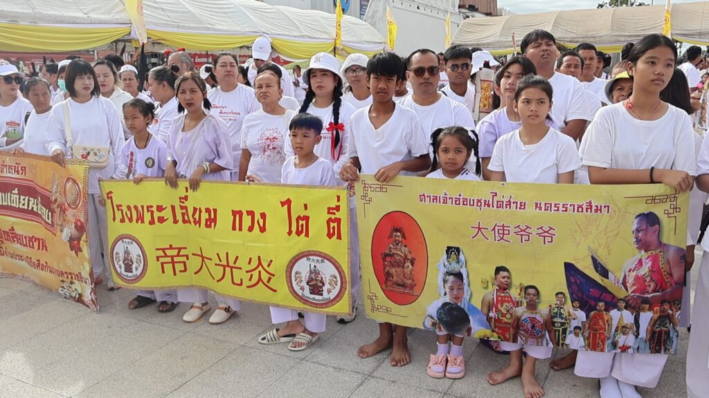 กินเจโคราช แห่รอบเมือง 200 ร่างทรงประทับทรงเทพเจ้า