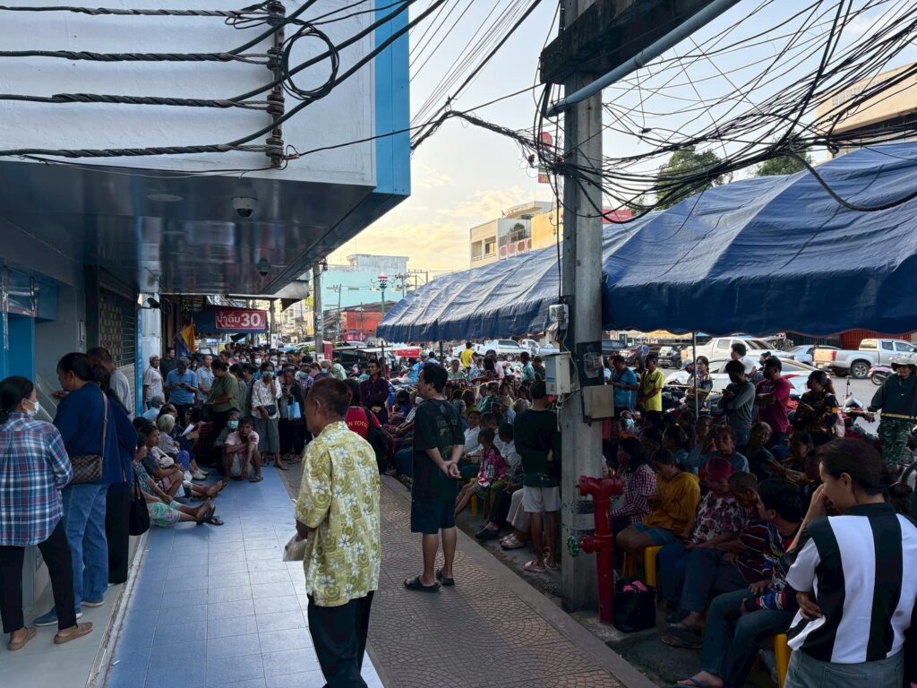 ชาวโคราช แห่ไปลงทะเบียนคนละครึ่ง ล้นธนาคารกรุงไทย 