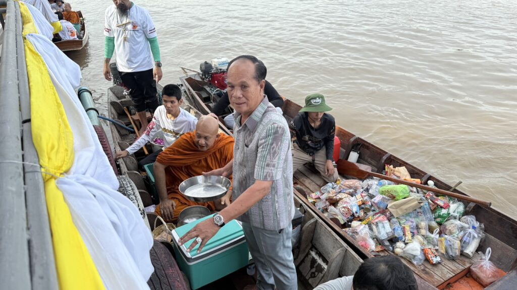 ปทุมธานี สืบสานประเพณี ตักบาตรพระร้อยทางเรือออกพรรษา